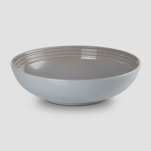 Le Creuset - Aardewerken serveersbowl in Mist Grey 32cm