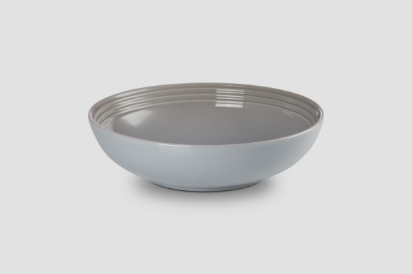 Le Creuset - Aardewerken serveersbowl in Mist Grey 32cm