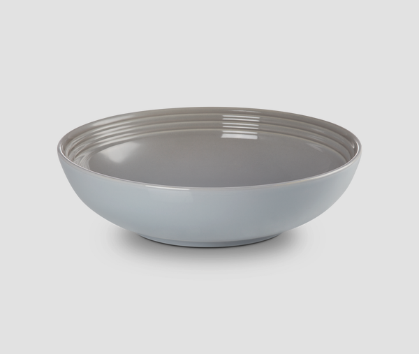 Le Creuset - Aardewerken serveersbowl in Mist Grey 32cm